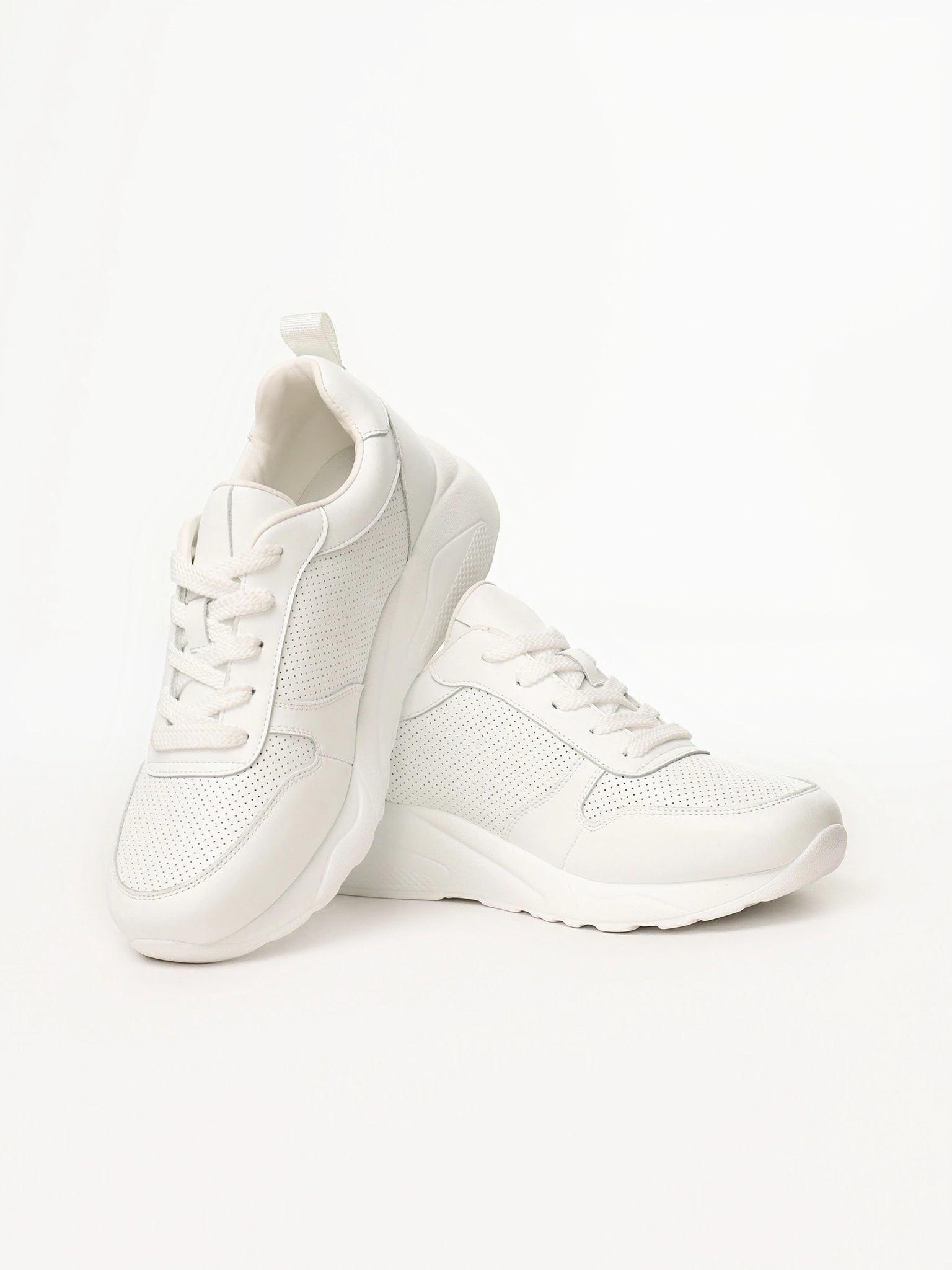 Кроссовки белого цвета на средней платформе